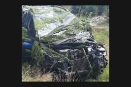 Auto te water in Beilen, politie doet onderzoek