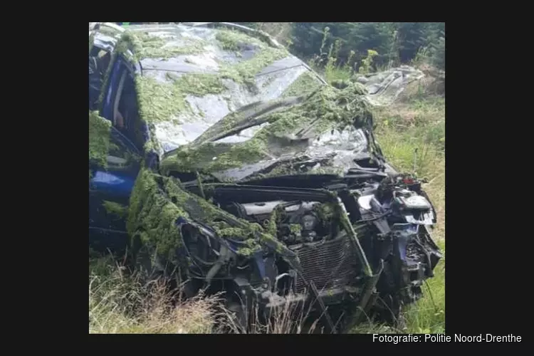 Auto te water in Beilen, politie doet onderzoek