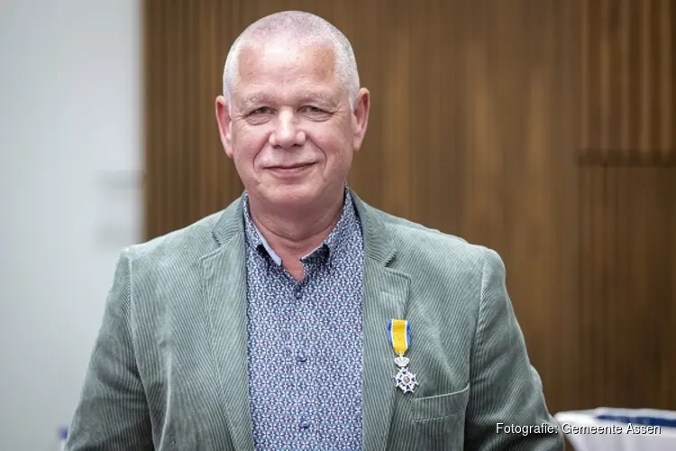 Koninklijke onderscheiding voor afscheid nemend raadslid de Korte