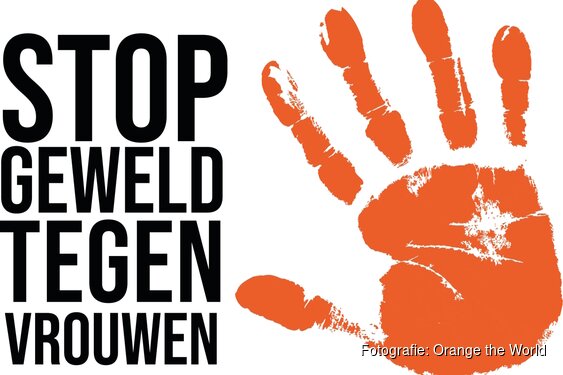 Gemeenteraad Assen plaatst opnieuw 43 paar rode schoenen in de binnenstad van Assen tegen geweld tegen vrouwen en femicide