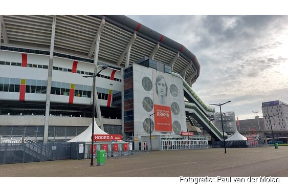 Ajax-FC Groningen gestaakt na herhaardelijk vuurwerk