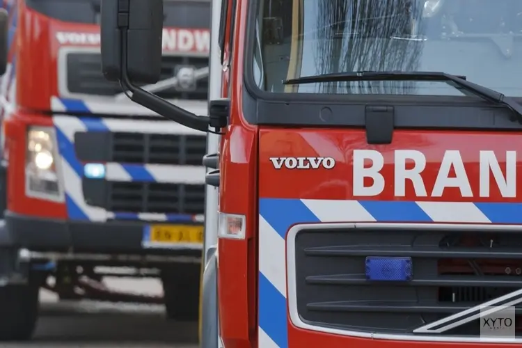 Busje in brand op A28 bij Ubbena, inzittenden ongedeerd