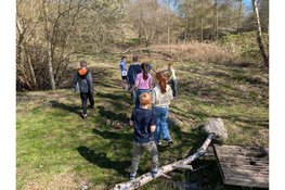 Basisschool De Parel in Assen viert Nationale Buitenlesdag