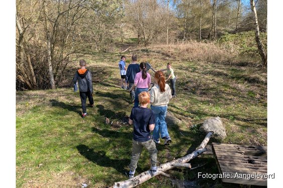 Basisschool De Parel in Assen viert Nationale Buitenlesdag