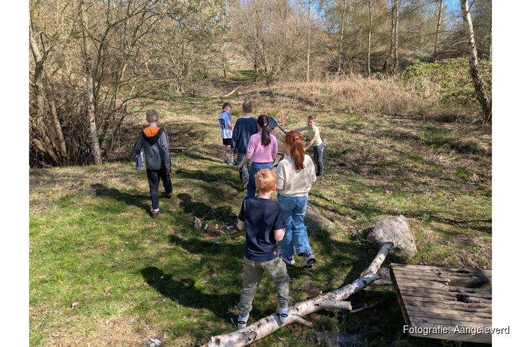 Basisschool De Parel in Assen viert Nationale Buitenlesdag