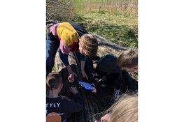 Basisschool De Parel in Assen viert Nationale Buitenlesdag