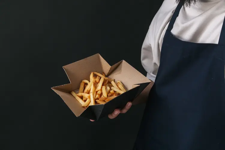 Karton of suikerriet in je snackbar in Assen? Drie bakjes vergeleken